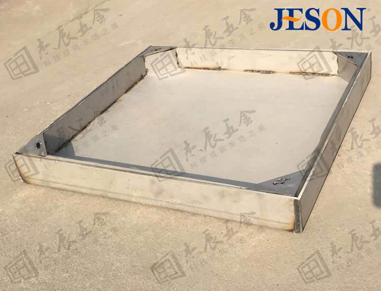 焊接牢固,承重能力強,確保過往行(háng)人、車輛安全 方形不鏽鋼井蓋圖(tú)02