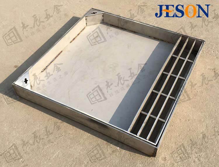 專業焊接(jiē),承(chéng)重能力強,確保過往(wǎng)行人(rén)、車輛安全。 白鋼隱形(xíng)井蓋02