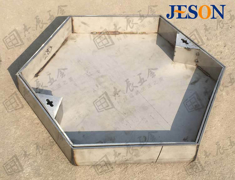 不鏽鋼裝飾(shì)井蓋,定(dìng)製尺寸,可選國標材(cái)質304、316,抗腐蝕性強,不上鏽。 不鏽鋼裝飾井蓋01