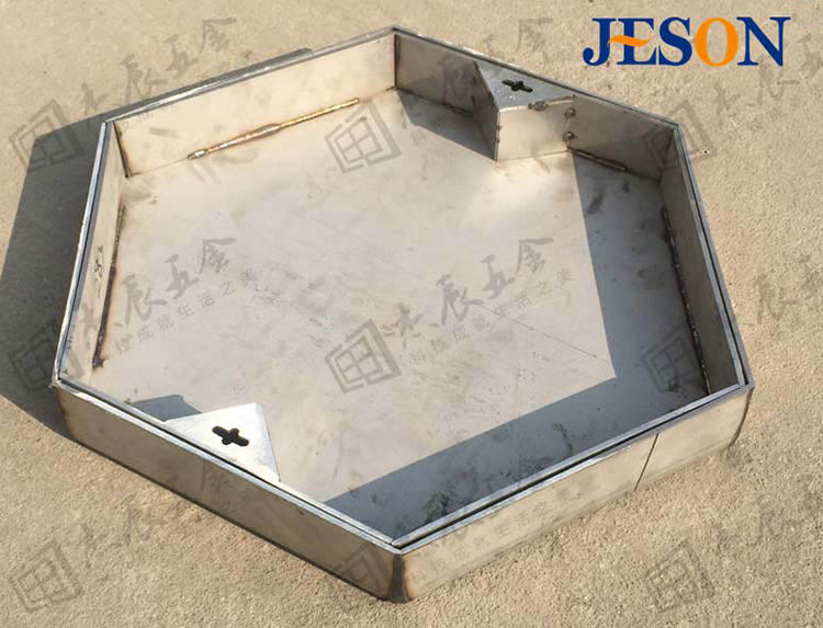 焊接牢固,承重能(néng)力強,確保過往行(háng)人、車輛安全。 不鏽鋼裝飾井蓋02