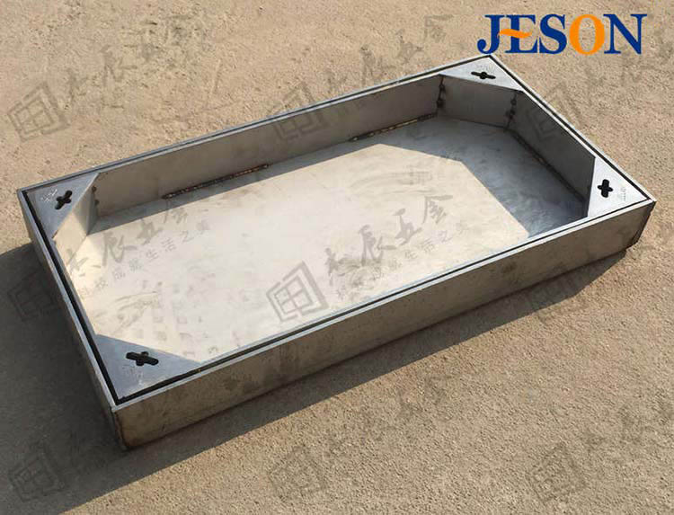 焊接牢固,承重能(néng)力(lì)強,確保過(guò)往行人、車輛安全。 市政不鏽鋼井蓋02