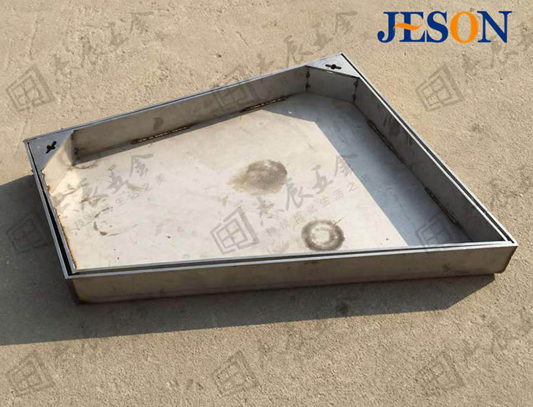 焊接牢固,承重(chóng)能力強,確保過往行人、車(chē)輛安全。 316不鏽鋼井蓋02