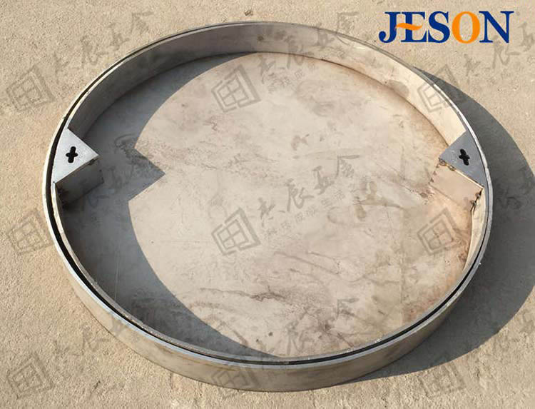 不鏽鋼圓形井蓋可選材質304、316,抗腐蝕性強,不上鏽,尺寸(cùn)可定製。 不(bú)鏽鋼圓(yuán)形井蓋01